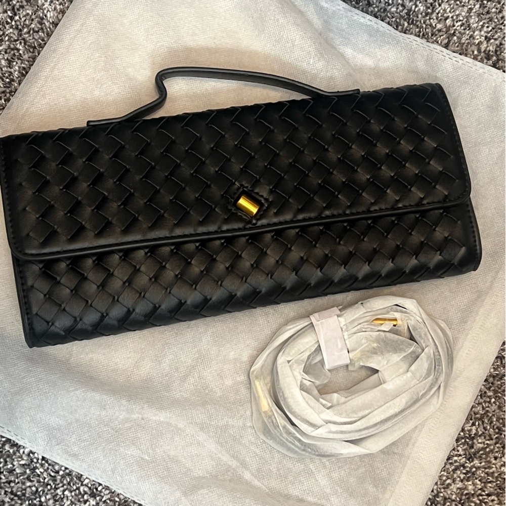 Women's Handmade Woven Evening Bag Casual clutch. Black and gold.